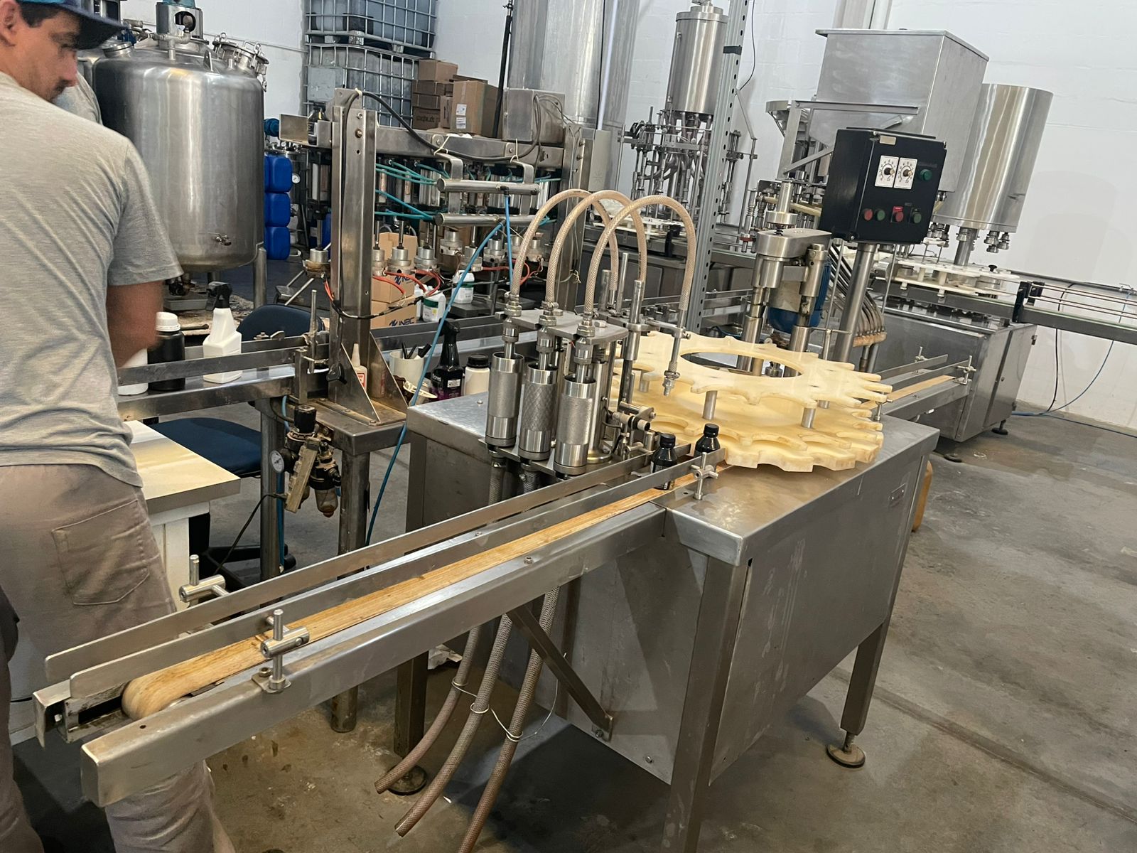 Envasadora e Rosqueadora Automáticas – Conjunto Integrado - Imagem 5