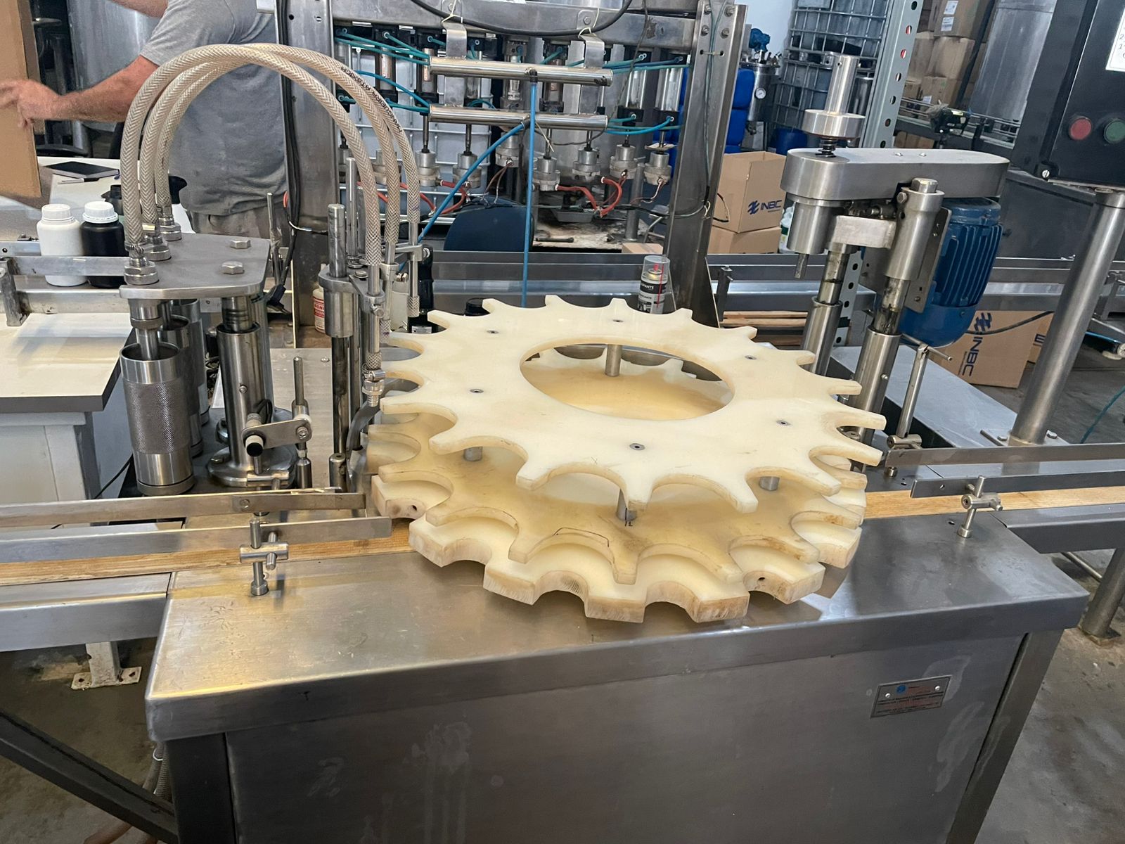 Envasadora e Rosqueadora Automáticas – Conjunto Integrado - Imagem 3